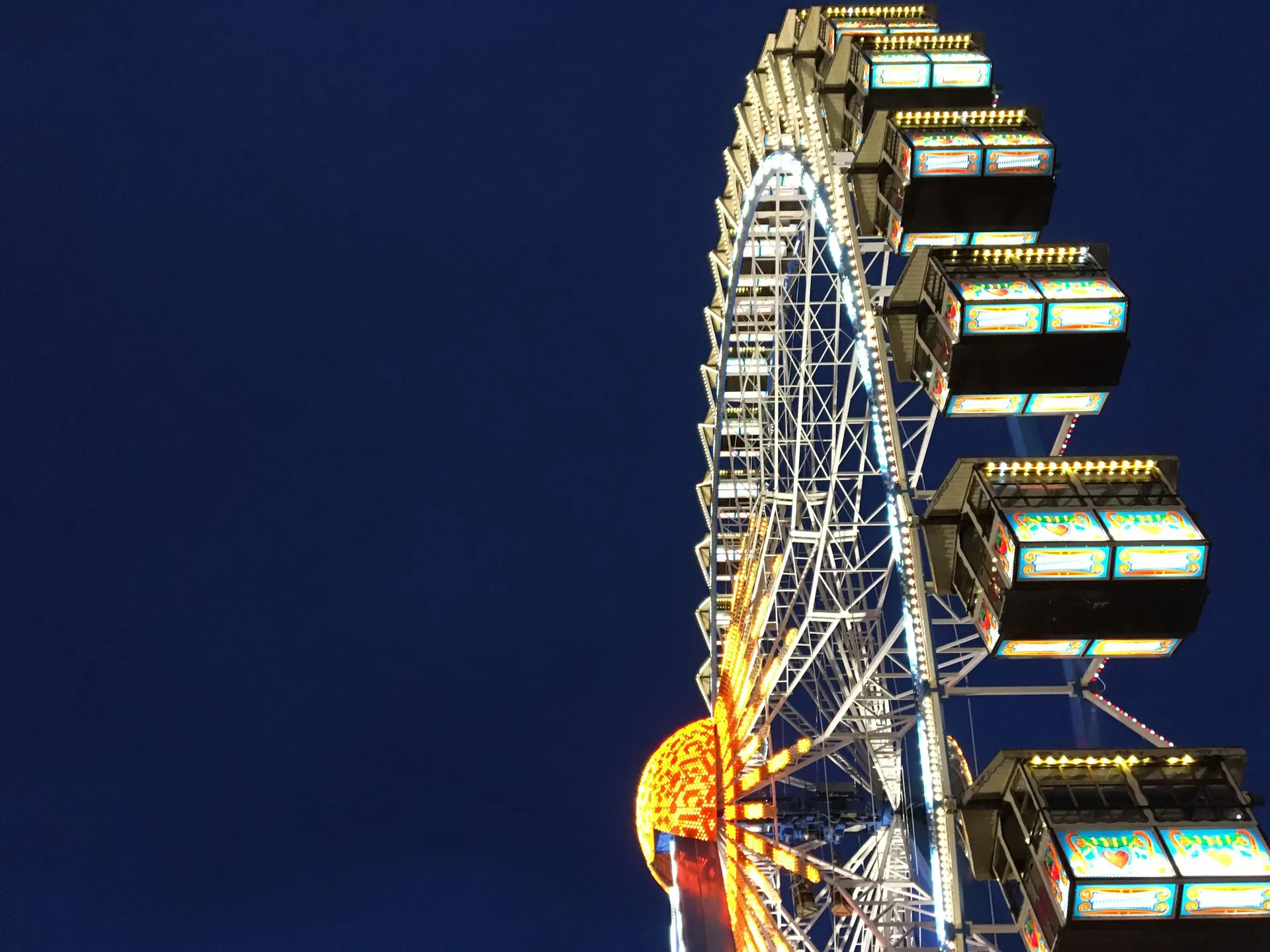 Riesenrad auf dem Oktoberfest in der Abenddämmerung